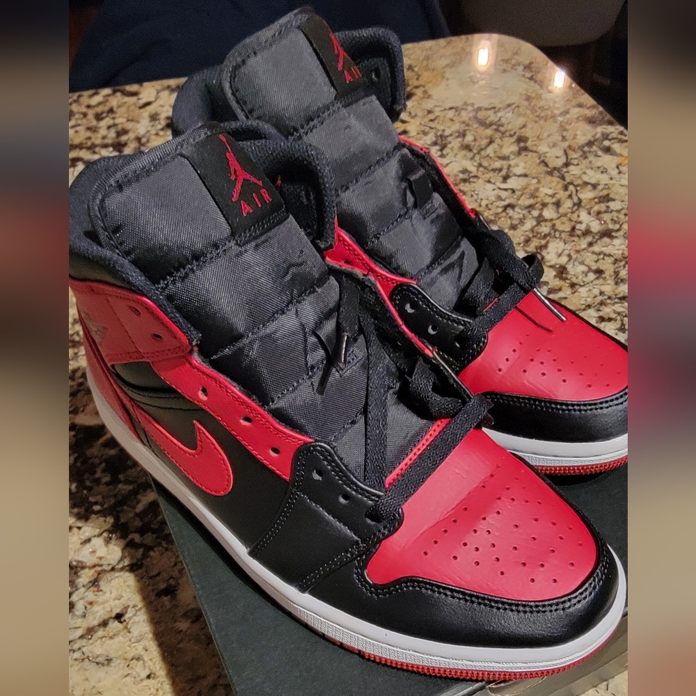 Jordan 1 Mid (Banned)